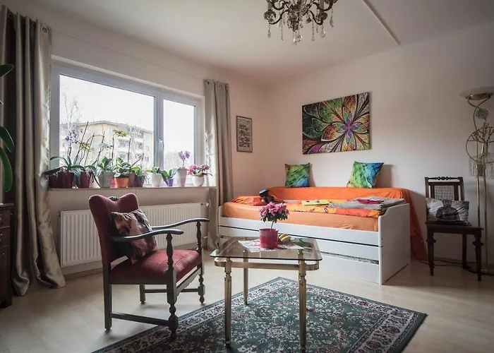 Weltoffenes Privates Gaestezimmer Bei Lgbtq Freundlichen Gastgeber Der Mit In Der Wohnung Lebt