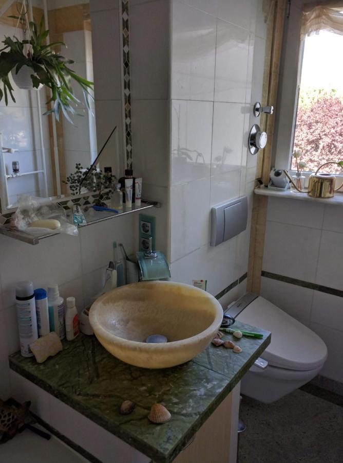 Weltoffenes Privates Gaestezimmer Bei Lgbtq Freundlichen Gastgeber Der Mit In Der Lebt Berlín