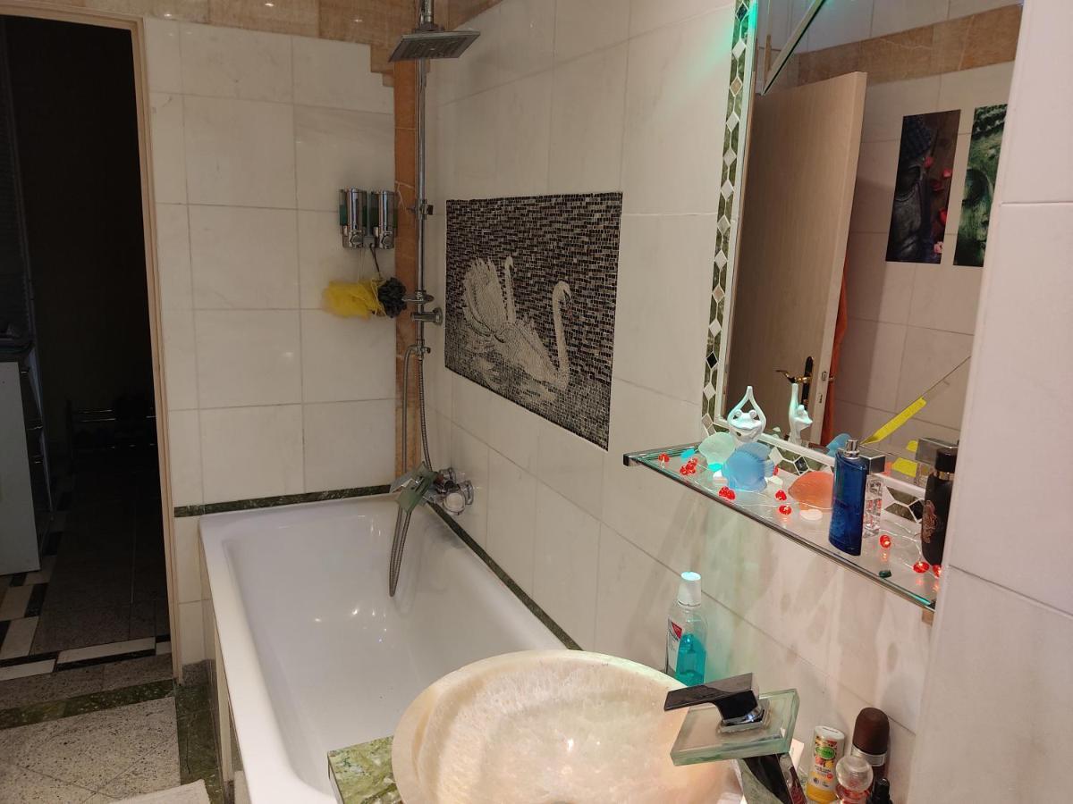Habitación en casa particular Weltoffenes Privates Gaestezimmer Bei Lgbtq Freundlichen Gastgeber Der Mit In Der Lebt